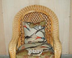 Ensemble de fauteuils en osier, tabouret et table rembourrés avec tissu de canards volants en mûrier